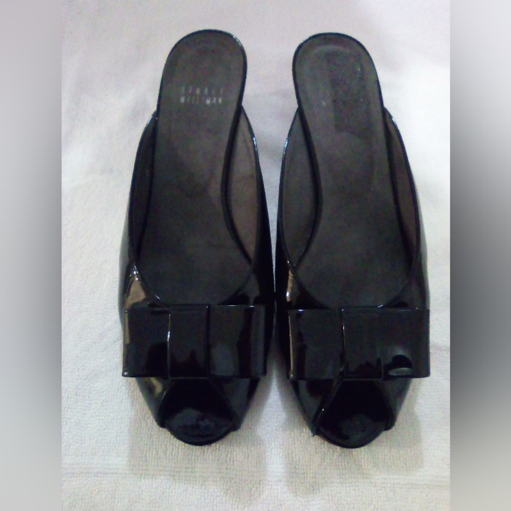 Stuart Weitzman- heeled peep toe mule